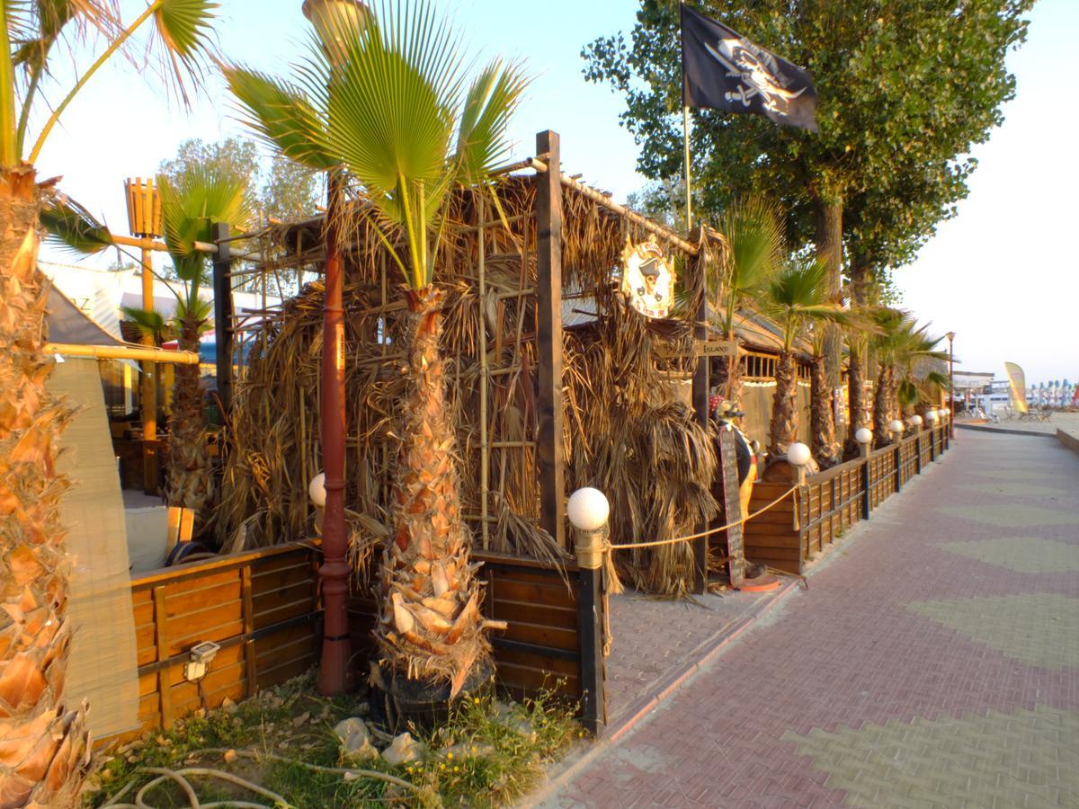 Pirates Resort Mamaia Exterior photo